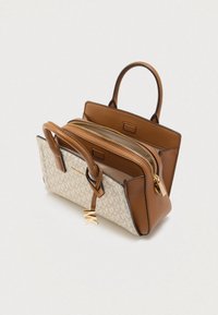 Bolso de mano de cuero color canela y tela crema con un compartimento con cremallera, dos asas cortas, herrajes dorados y un patrón sutil de logo.