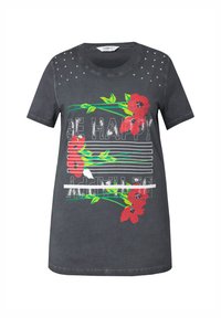 Grå t-shirt med korte ærmer, prydet med teksten "BE HAPPY", røde blomster grafik og rhinsten detaljer på skuldrene. Fremstillet af bomuldsstof.