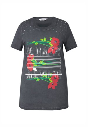 Grå t-shirt med korte ærmer, prydet med teksten "BE HAPPY", røde blomster grafik og rhinsten detaljer på skuldrene. Fremstillet af bomuldsstof.