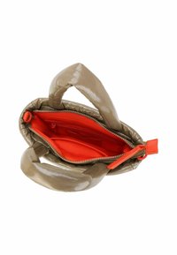 Beige Handtasche aus Lackleder mit kurzen Griffen, ausgestattet mit einem orangefarbenen Innenfutter, Reißverschluss und Innentaschen zur besseren Organisation.