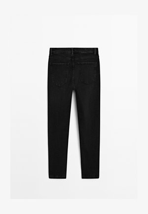 Czarne jeansy skinny z denimu o gładkiej fakturze, z szlufkami na pasek i dwiema tylnymi kieszeniami. Posiadają dopasowany krój i czyste wykończenie dołu.
