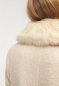Miss Selfridge Cappotto corto - camel