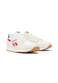 Zapatillas blancas con acentos rojos y azules, hechas de cuero y textil, con suela de goma, cierre con cordones y detalles del logo.