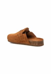 Mule de ante marrón sin cordones con suela de goma, que presenta acentos perforados. Diseño de bajo perfil con plantilla acolchada para mayor comodidad.