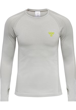 Graues langärmliges Sportshirt mit strukturierten Einsätzen, rundem Halsausschnitt und Daumenlöchern an den Manschetten. Verfügt über ein kleines grünes Logo auf der Brust.