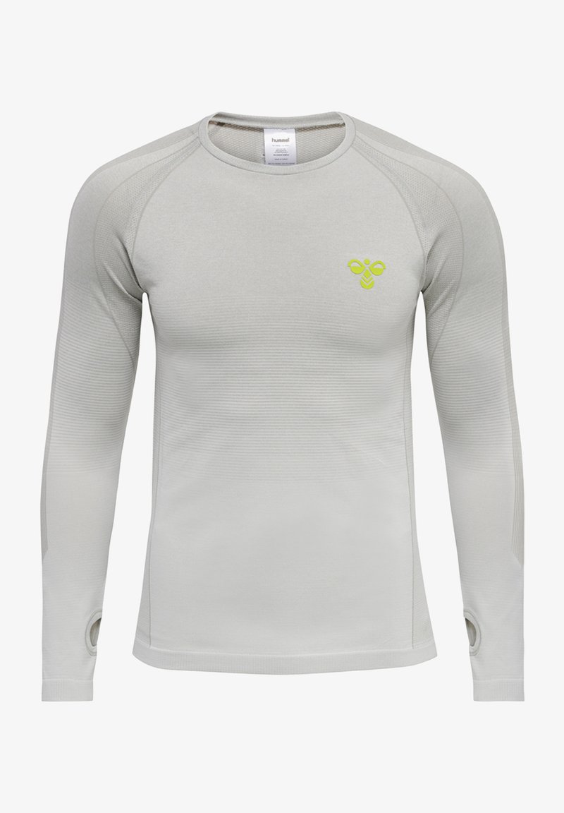 Grå langærmet atletisk skjorte med tekstureret paneler, rund halsudskæring og tommelhuller ved manchetten. Har et lille grønt logo på brystet.