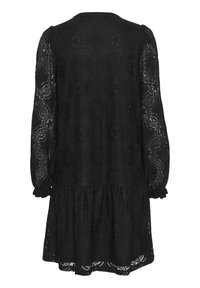 Vestido negro de encaje con mangas largas, patrón floral y falda en capas. Presenta puños con volantes y un escote redondo.