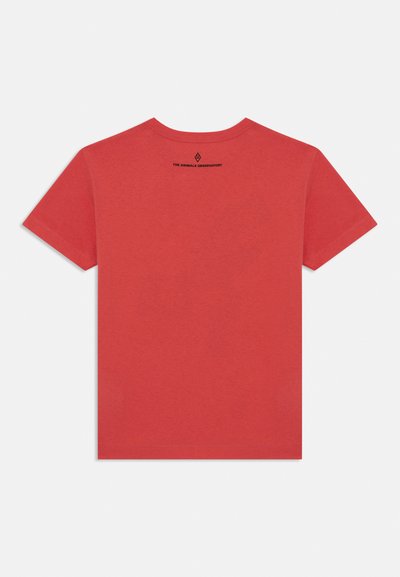 Röd bomulls t-shirt med korta ärmar och rundad halsringning. På baksidan finns en svart logotyptext nära kragen. Slät struktur.