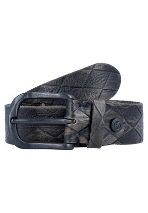 Ceinture en cuir noir avec un motif texturé, boucle en métal rectangulaire et détail de bouton. Elle présente un design tissé sur la sangle.