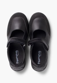 Pantofi Mary Jane negri, cu un finisaj din piele netedă. Au o curea cu arici și un vârf texturat. Interiorul are o căptușeală moale.