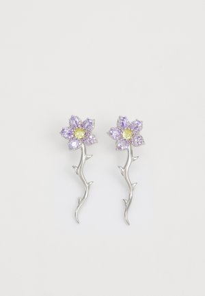 Boucles d'oreilles en argent avec des pierres précieuses violettes et jaunes, conçues avec un détail de tige et de feuille, capturant un motif floral.