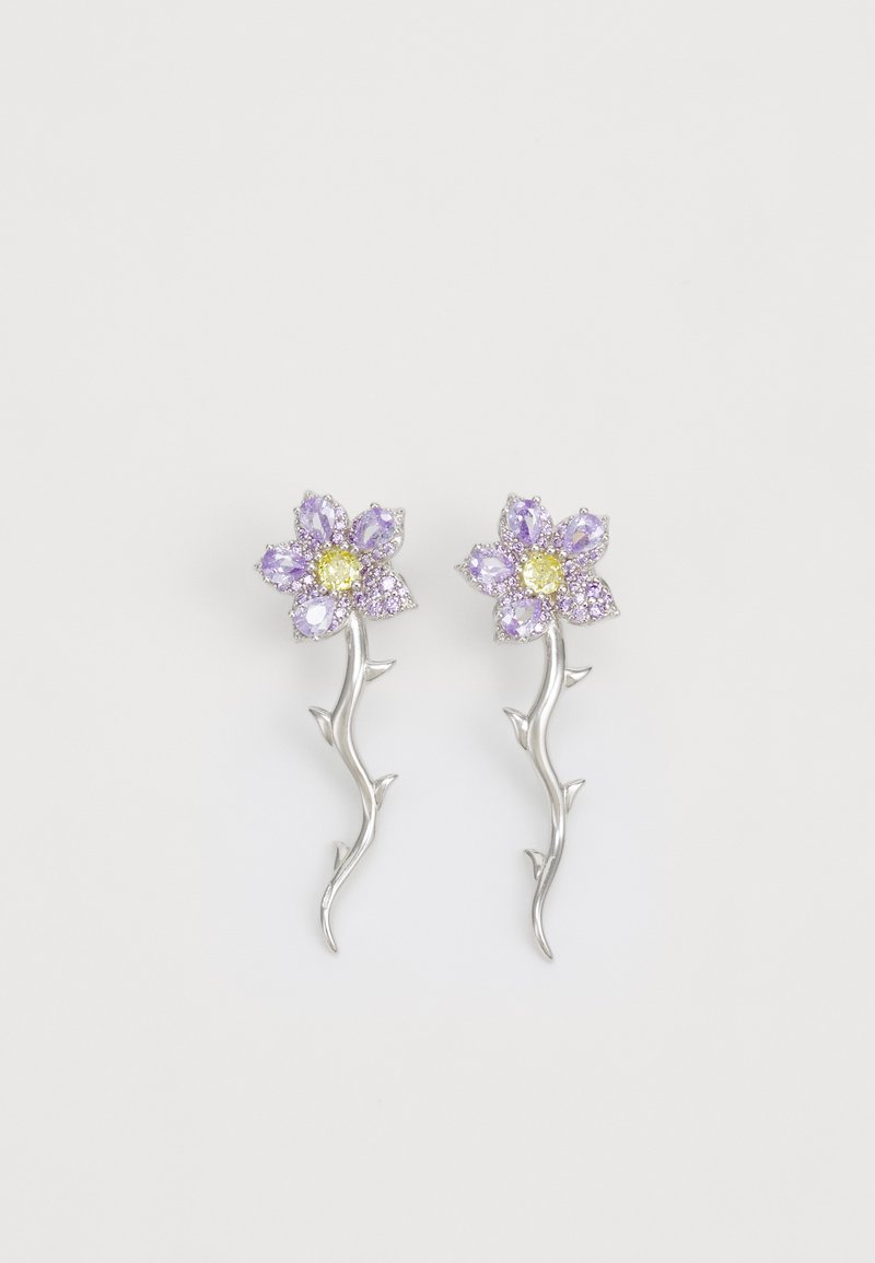 Boucles d'oreilles en argent avec des pierres précieuses violettes et jaunes, conçues avec un détail de tige et de feuille, capturant un motif floral.