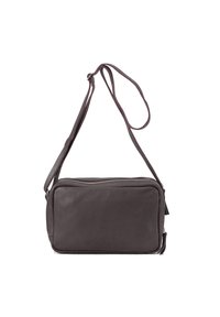 Borsa a tracolla in pelle marrone scuro con forma rettangolare, chiusura con zip e una lunga tracolla regolabile. Texture liscia con hardware minimale.