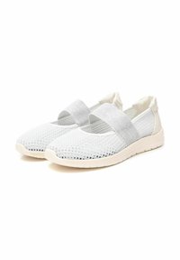 Zapatillas deslizantes de malla blanca con tiras elásticas plateadas y suela de goma. Parte superior texturada para transpirabilidad, con un diseño de puntera redonda.