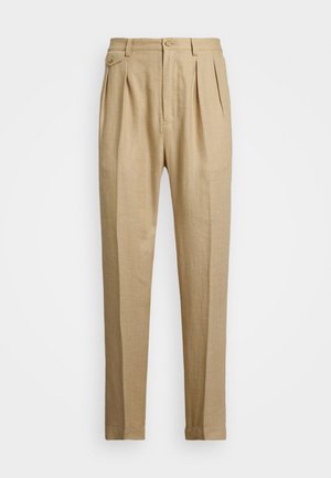 Pantalones de lino beige con corte recto, con dos pliegues frontales, cierre de botón y bolsillos laterales. Tejido texturizado con un acabado suave.