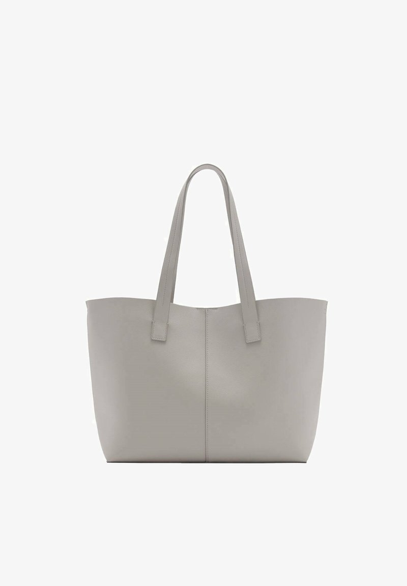 Szara torebka typu tote z sztucznej skóry, z dwiema długimi rączkami, prostokątnego kształtu, o gładkiej fakturze i z centralnym szwem z przodu.