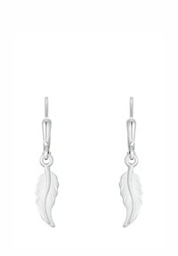Silvriga hängeörhängen med delikata fjäderformade hängen, släta och lätt böjda med subtila ådringdetaljer.