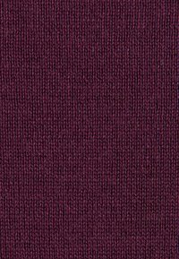 Gros plan d'un tissu tricoté violet foncé montrant une texture détaillée de points côtelés verticaux.