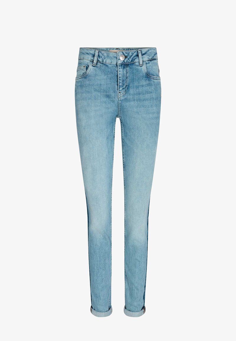 Jeans en denim bleu clair ajustés avec des manches repliées, bouton frontal, fermeture éclair, et poches avant et arrière.