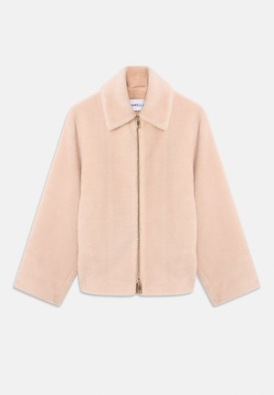Veste en fausse fourrure beige clair avec des manches longues, un col et une fermeture éclair dorée au centre sur fond blanc.