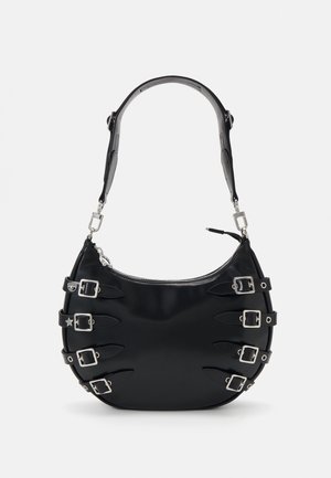 Bolso negro con forma de media luna con seis hebillas plateadas en el frente, correa desmontable con cierres de metal y cierre superior con cremallera.