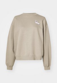 Tricou din material moale, de culoare khaki, cu guler rotund și croială lejeră. Include o grafică mică a unei încălțăminte cu accente florale.