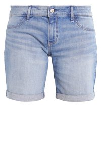 Pantalones cortos de mezclilla azul claro con dobladillo enrollado, que cuentan con un cierre de un solo botón, cinco bolsillos y un ligero desvanecimiento en toda la tela.