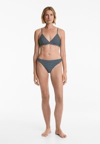 Bikini deux pièces en navy avec un motif à petits points multicolores. Doté de bretelles réglables et d'une coupe classique pour le haut et le bas. Texture lisse.