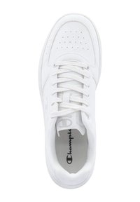 Fehér sneaker sima bőrből készült felsőrésszel, perforált orr-résszel, lapos fűzőkkel és kontrasztos szürke logóval a nyelvén.