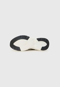 Semelle de chaussure de sport avec un motif texturé en caoutchouc noir, un intermédiaire en mousse EVA blanche et un design épuré et léger pour une adhérence et un soutien.