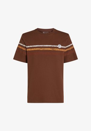 Hnědé tričko s krátkým rukávem s vodorovnými pruhy v bílé, oranžové a hnědé. Obsahuje kulatou nálepku na levé straně.