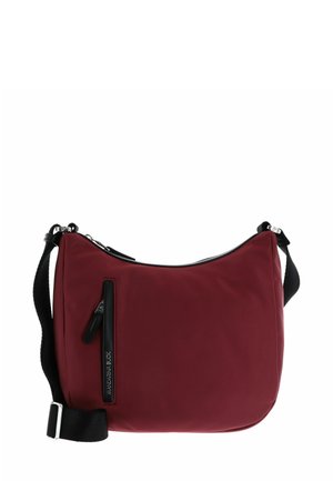 Sac à bandoulière bourgogne en nylon lisse, avec une poche zippée noire et une bandoulière ajustable avec accastillage en argent.