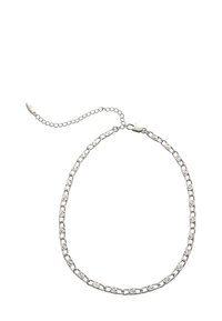 Sølvkæde med aflange led, en glat finish og en justerbar lås med en forlængerkæde for størrelsesfleksibilitet.