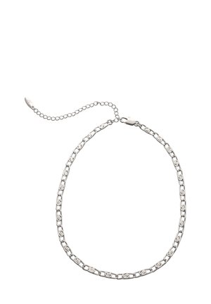 Sølvkæde med aflange led, en glat finish og en justerbar lås med en forlængerkæde for størrelsesfleksibilitet.