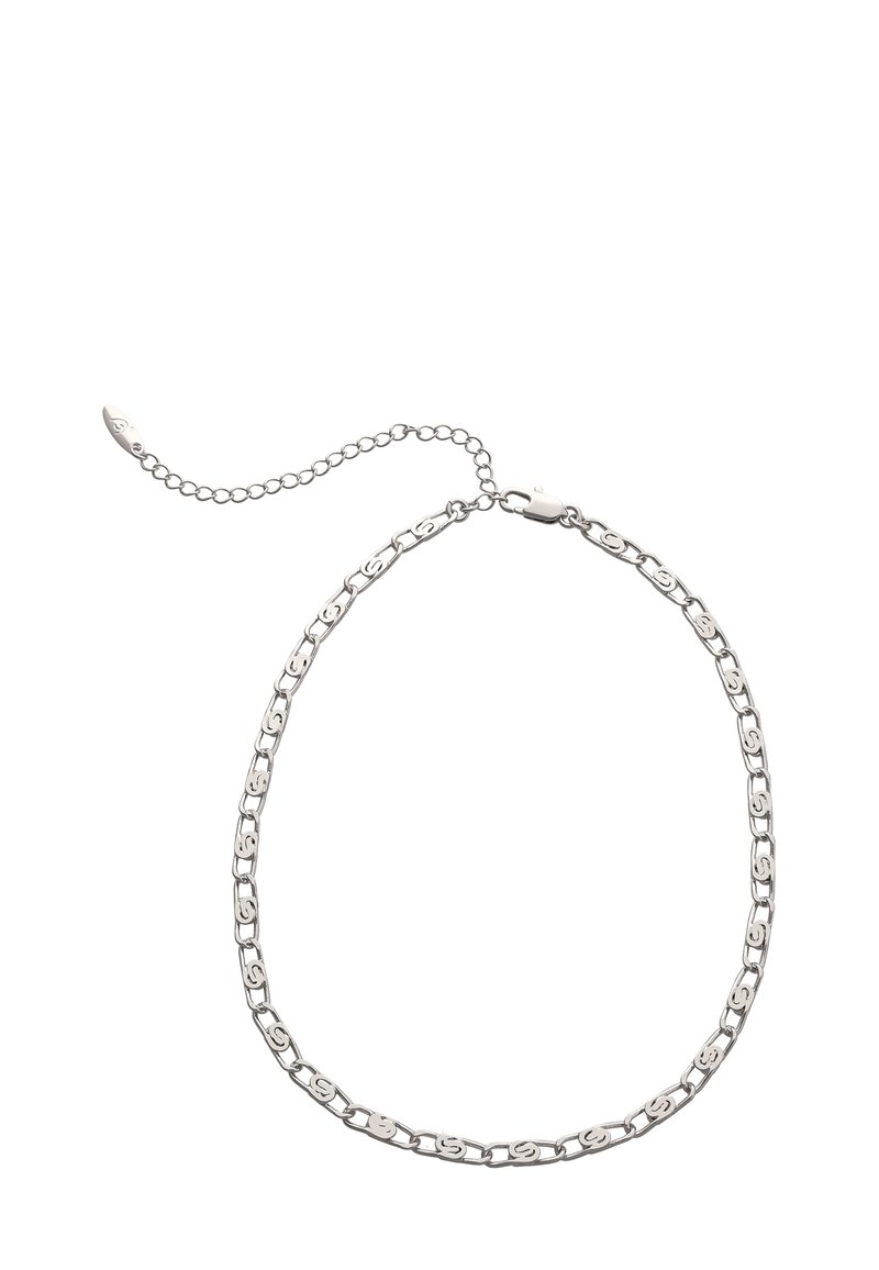 Sølvkæde med aflange led, en glat finish og en justerbar lås med en forlængerkæde for størrelsesfleksibilitet.