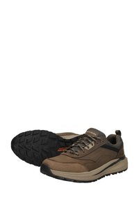 Zapatillas deportivas marrones hechas de materiales sintéticos con ante texturizado, suela de goma negra y acentos en colores más claros en contraste.