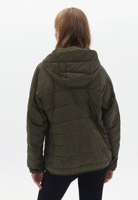 Olijf groene, gevoerde jas met een capuchon, met een geborduurd patroon en elastische manchetten, ontworpen voor warmte en comfort.
