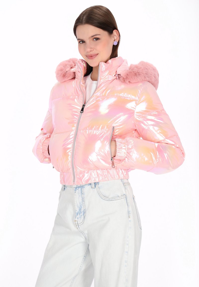Różowa kurtka puchowa o błyszczącym, opalizującym wykończeniu, z odpinanym kapturem ze sztucznego futra i elastycznymi mankietami. Zapięcie na zamek, krótki fason.