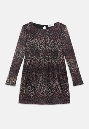 Vestido de meninas de mangas longas com decote redondo, padrão de estampa de leopardo em tons de castanho, preto e vermelho escuro, e fechamento com botão nas costas.