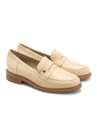 Mocassini in pelle beige con una finitura testurizzata, caratterizzati da una sottile cinghia frontale e un tacco in gomma marrone basso.