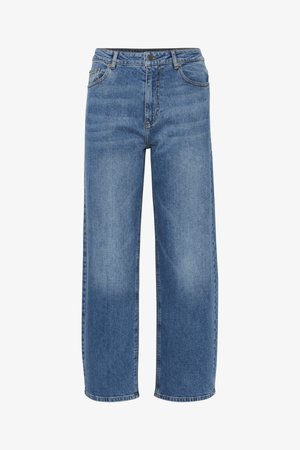 Jeans de mezclilla azul claro, de pierna ancha. Cuentan con una cintura alta, diseño clásico de cinco bolsillos y costuras visibles a lo largo de las costuras.