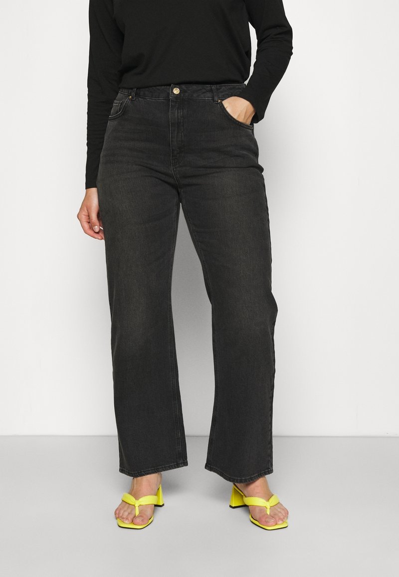 Jeans neri in denim a vita alta con silhouette a gamba dritta, dotati di tasche anteriori e chiusura con bottone metallico.