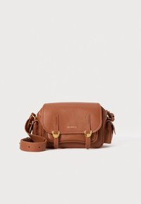 Mala tiracolo de couro castanho com acabamento texturizado, detalhes em metal dourado, fechos duplos de fivela e alça ajustável.