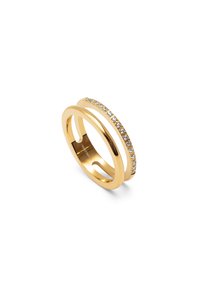 Anillo de oro con una banda lisa y una segunda banda decorada con pequeñas piedras transparentes a lo largo de un lado. Diseño minimalista con formas elegantes.