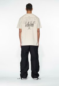 MJ Gonzales - IN THA HOOD V.2 X HEAVY  - Print T-shirt - sand Thumbnail Image 1