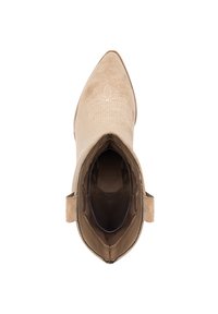 Botín de ante beige hasta el tobillo con puntera afilada, costuras decorativas que asemejan una corona y una lengüeta lateral para un fácil calzado.