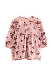 Långärmad klänning i ljusrosa tyg med samlad midja. Har blommor och fågelmönster i mörkare nyanser. Mjukt, texturerat bomullsmaterial.