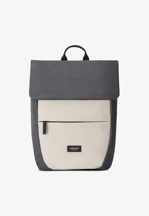 Rucsac gri și crem cu închidere cu clapetă, buzunar frontal și etichetă cu logo. Fabricat dintr-un material textil cu o suprafață netedă și o formă structurată.