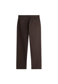 Bruna byxor i vävt tyg, med en rak bendesign, två bakfickor med knappar och en etikett i midjan.