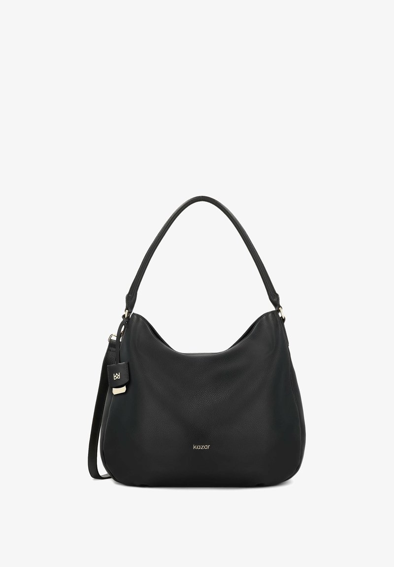 Svart läderaxelväska med mjuk textur, böljande design, guldaccent och ett hänge med varumärkeslogotypen. Justerbar rem ingår.